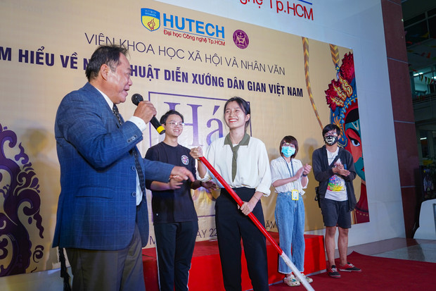 “Gánh tuồng” Nhà hát Nghệ thuật Hát bội TP.HCM mang sân khấu truyền thống đến với sinh viên HUTECH 85