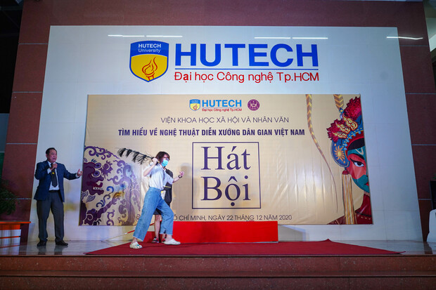 “Gánh tuồng” Nhà hát Nghệ thuật Hát bội TP.HCM mang sân khấu truyền thống đến với sinh viên HUTECH 90