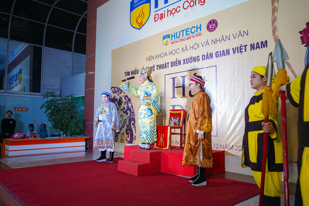 “Gánh tuồng” Nhà hát Nghệ thuật Hát bội TP.HCM mang sân khấu truyền thống đến với sinh viên HUTECH 173