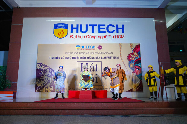 “Gánh tuồng” Nhà hát Nghệ thuật Hát bội TP.HCM mang sân khấu truyền thống đến với sinh viên HUTECH 176