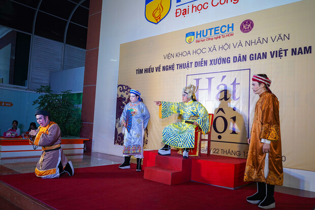 “Gánh tuồng” Nhà hát Nghệ thuật Hát bội TP.HCM mang sân khấu truyền thống đến với sinh viên HUTECH 173