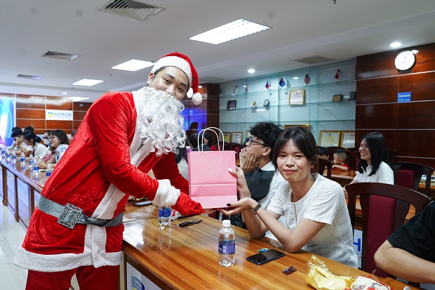 HUTECH Center for Foreign Languages - Informatics - Skills welcomes a joyful and cozy Christmas season 92