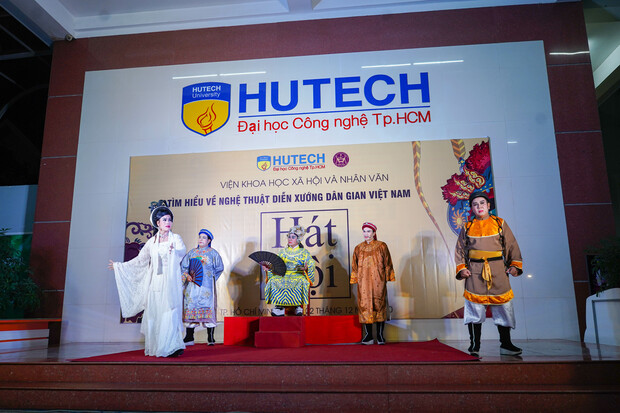 “Gánh tuồng” Nhà hát Nghệ thuật Hát bội TP.HCM mang sân khấu truyền thống đến với sinh viên HUTECH 185