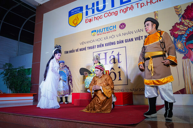 “Gánh tuồng” Nhà hát Nghệ thuật Hát bội TP.HCM mang sân khấu truyền thống đến với sinh viên HUTECH 110