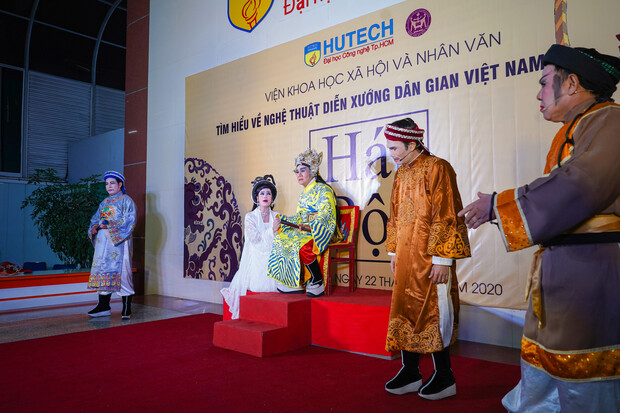 “Gánh tuồng” Nhà hát Nghệ thuật Hát bội TP.HCM mang sân khấu truyền thống đến với sinh viên HUTECH 112