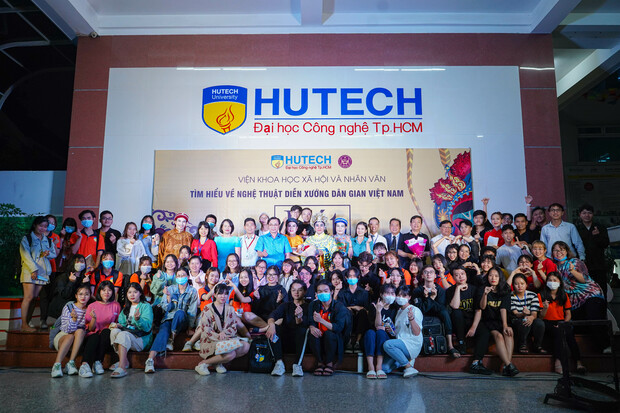 “Gánh tuồng” Nhà hát Nghệ thuật Hát bội TP.HCM mang sân khấu truyền thống đến với sinh viên HUTECH 201
