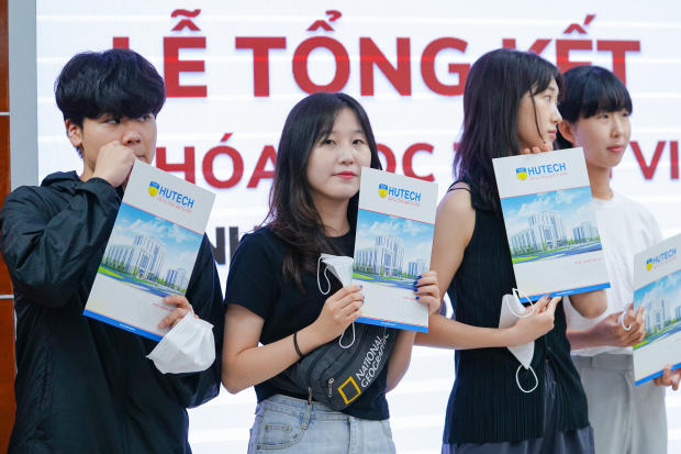 Khoa Hàn Quốc học tổ chức bế giảng khóa học tiếng Việt cho sinh viên ĐH Ngoại ngữ Busan 96