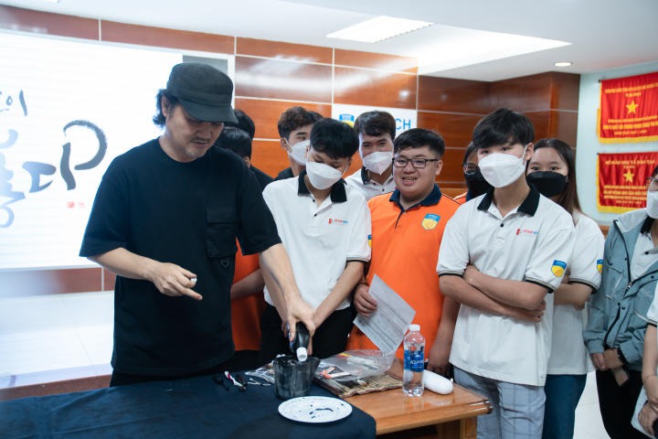 Sinh viên yêu thích văn hóa Hàn Quốc cùng “Trải nghiệm trị liệu nghệ thuật thư pháp Hangeul hiện đại” 75
