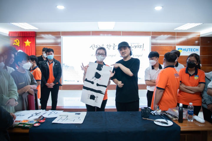 Sinh viên yêu thích văn hóa Hàn Quốc cùng “Trải nghiệm trị liệu nghệ thuật thư pháp Hangeul hiện đại” 12