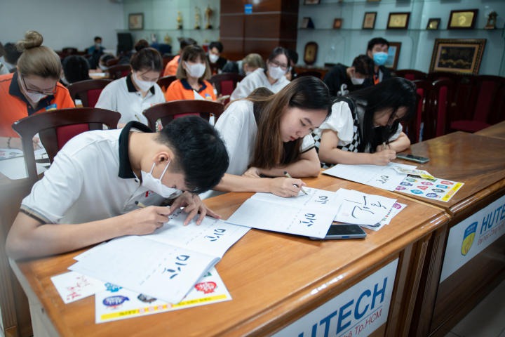 Sinh viên yêu thích văn hóa Hàn Quốc cùng “Trải nghiệm trị liệu nghệ thuật thư pháp Hangeul hiện đại” 83