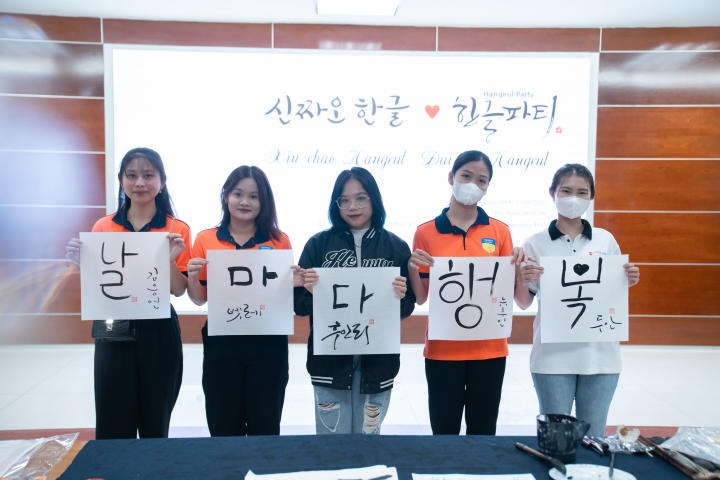 Sinh viên yêu thích văn hóa Hàn Quốc cùng “Trải nghiệm trị liệu nghệ thuật thư pháp Hangeul hiện đại” 88