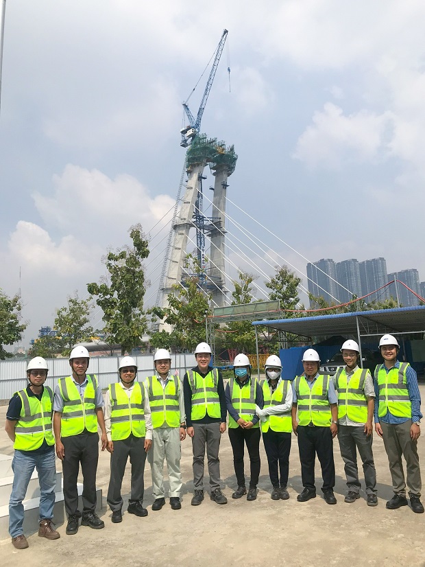 Students the Faculty of Civil Engineering visit Thu Thiem 2 Bridge and Opera House Metro Station 30