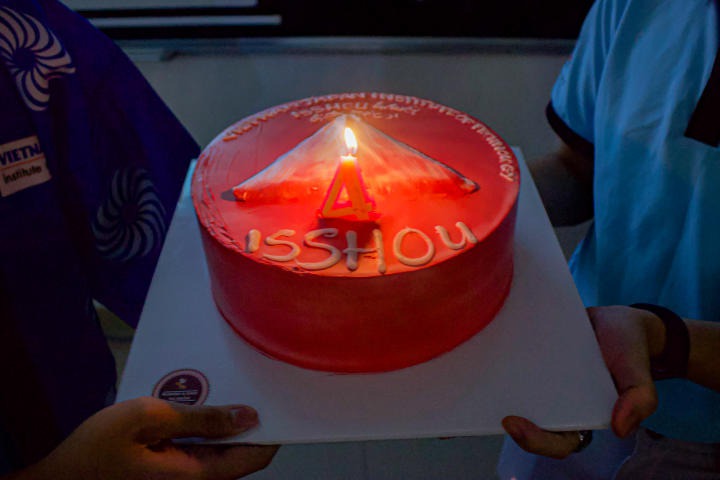 CLB Isshou thực hiện nghi thức cắt bánh kem mừng sinh nhật CLB tròn4 tuổi HUTECH 1