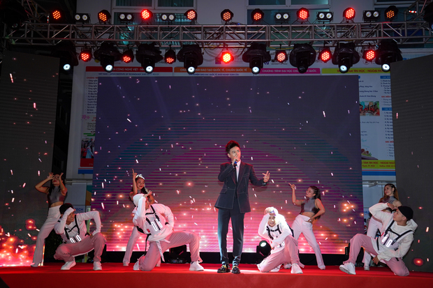 Sinh viên HUTECH hào hứng với “tiệc âm nhạc” cùng Ngô Kiến Huy trong showcase MV 72 phép thần thông 12