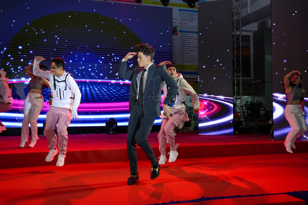 Sinh viên HUTECH hào hứng với “tiệc âm nhạc” cùng Ngô Kiến Huy trong showcase MV 72 phép thần thông 126