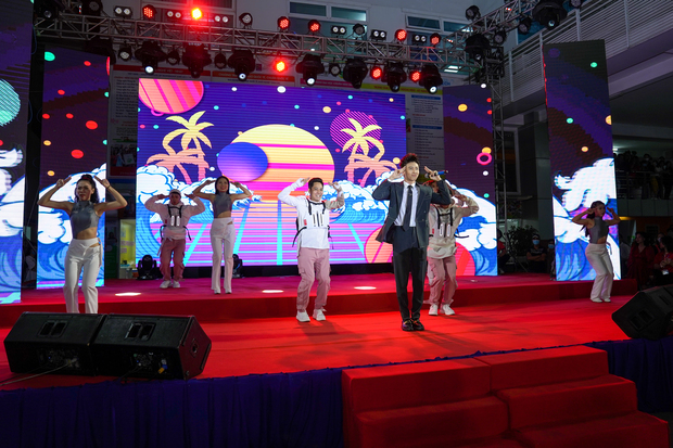 Sinh viên HUTECH hào hứng với “tiệc âm nhạc” cùng Ngô Kiến Huy trong showcase MV 72 phép thần thông 129