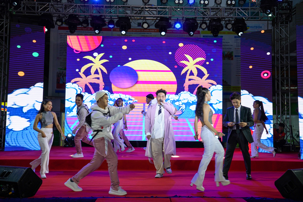 Sinh viên HUTECH hào hứng với “tiệc âm nhạc” cùng Ngô Kiến Huy trong showcase MV 72 phép thần thông 66