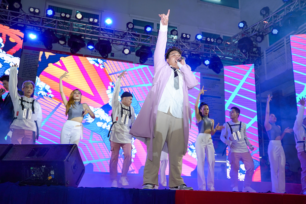 Sinh viên HUTECH hào hứng với “tiệc âm nhạc” cùng Ngô Kiến Huy trong showcase MV 72 phép thần thông 72