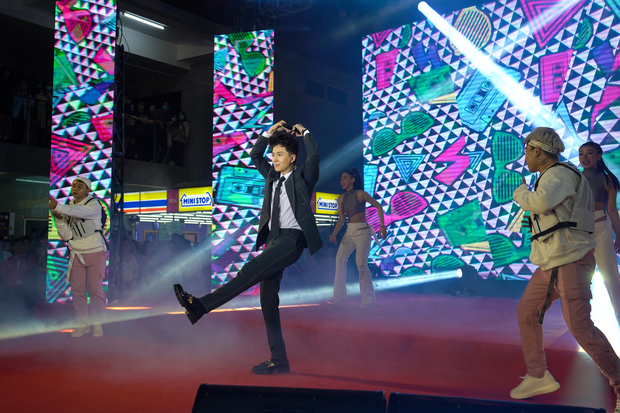 Sinh viên HUTECH hào hứng với “tiệc âm nhạc” cùng Ngô Kiến Huy trong showcase MV 72 phép thần thông 153