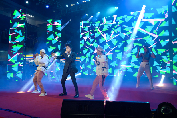 Sinh viên HUTECH hào hứng với “tiệc âm nhạc” cùng Ngô Kiến Huy trong showcase MV 72 phép thần thông 156