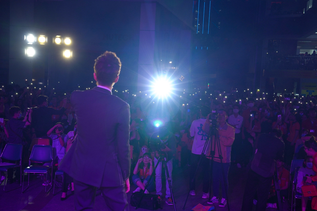 Sinh viên HUTECH hào hứng với “tiệc âm nhạc” cùng Ngô Kiến Huy trong showcase MV 72 phép thần thông 171
