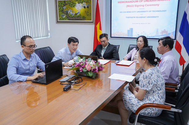 The signing of MOU between HUTECH and Thepsatri Rajabhat University in promoting academic and cultural exchange