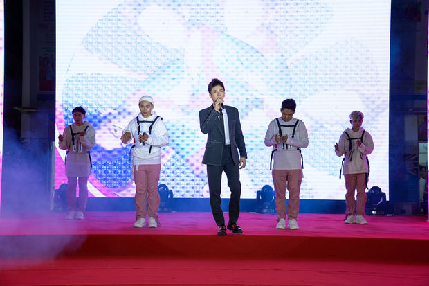 Sinh viên HUTECH hào hứng với “tiệc âm nhạc” cùng Ngô Kiến Huy trong showcase MV 72 phép thần thông 189