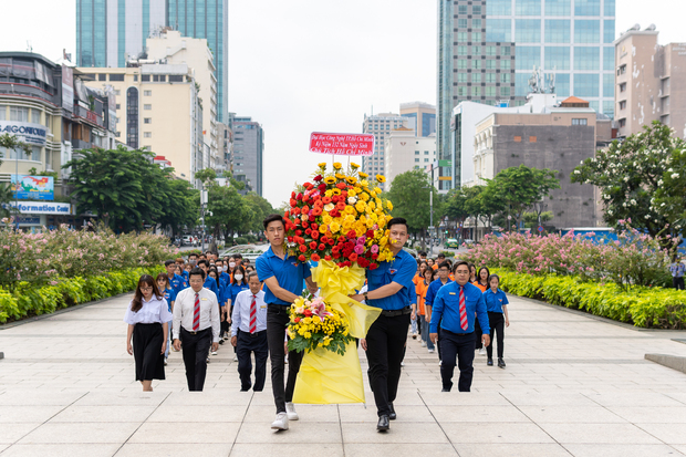 Đoàn Thanh niên HUTECH dâng hương, dâng hoa kỷ niệm 132 năm ngày sinh Chủ tịch Hồ Chí Minh 53