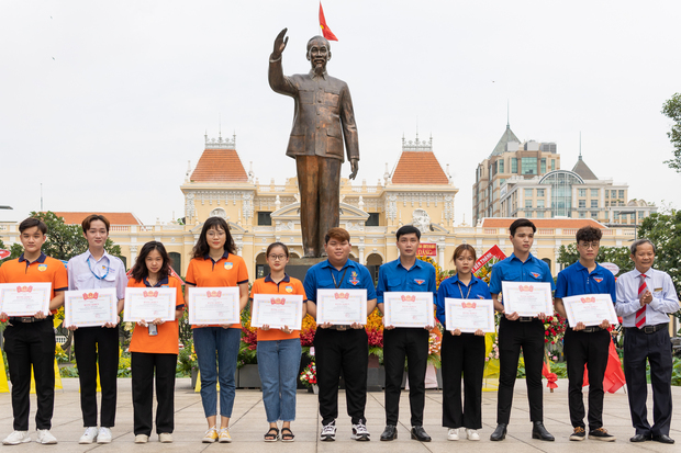 Đoàn Thanh niên HUTECH dâng hương, dâng hoa kỷ niệm 132 năm ngày sinh Chủ tịch Hồ Chí Minh 68