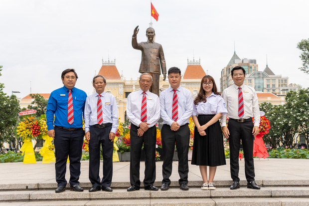 Đoàn Thanh niên HUTECH dâng hương, dâng hoa kỷ niệm 132 năm ngày sinh Chủ tịch Hồ Chí Minh