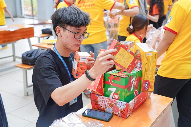 Following the footsteps of the Spring Volunteer Campaign, students of the Faculty of Finance and Commerce bring the season of joy to every home. 31