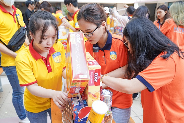 Following the footsteps of the Spring Volunteer Campaign, students of the Faculty of Finance and Commerce bring the season of joy to every home. 14