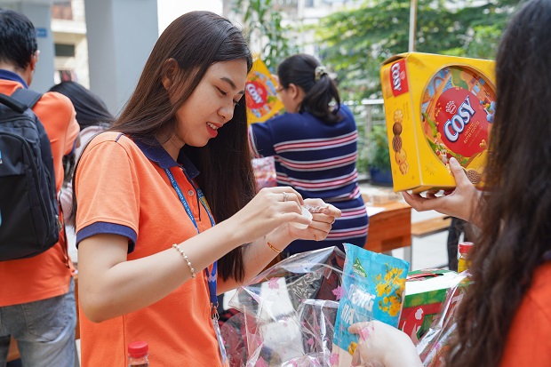 Following the footsteps of the Spring Volunteer Campaign, students of the Faculty of Finance and Commerce bring the season of joy to every home. 41