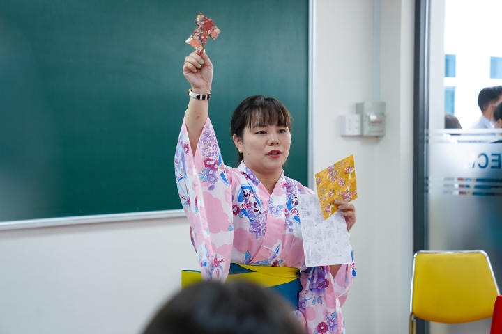 Sinh viên Nhật Bản học tìm hiểu văn hóa quà tặng Nhật Bản qua cuộc thi “Gói yêu thương - Trao hạnh phúc” 10