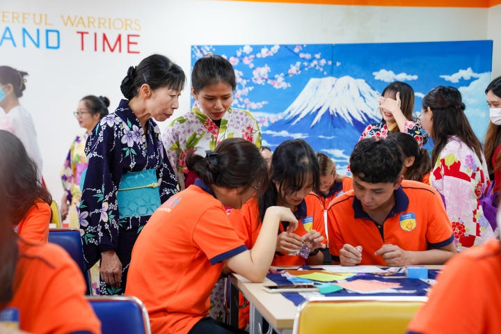 Sinh viên Nhật Bản học tìm hiểu văn hóa quà tặng Nhật Bản qua cuộc thi “Gói yêu thương - Trao hạnh phúc” 76