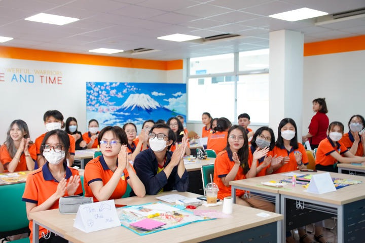 Sinh viên Nhật Bản học tìm hiểu văn hóa quà tặng Nhật Bản qua cuộc thi “Gói yêu thương - Trao hạnh phúc” 108