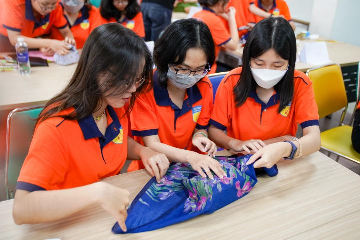 Sinh viên Nhật Bản học tìm hiểu văn hóa quà tặng Nhật Bản qua cuộc thi “Gói yêu thương - Trao hạnh phúc” 38