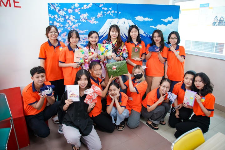 Sinh viên Nhật Bản học tìm hiểu văn hóa quà tặng Nhật Bản qua cuộc thi “Gói yêu thương - Trao hạnh phúc” 111