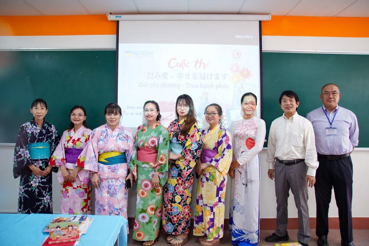 Sinh viên Nhật Bản học tìm hiểu văn hóa quà tặng Nhật Bản qua cuộc thi “Gói yêu thương - Trao hạnh phúc” 19