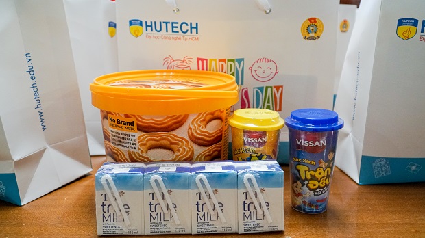 Công đoàn HUTECH trao hơn 500 phần quà cho con em CB - GV - NV nhân ngày Quốc tế thiếu nhi 1/6 21