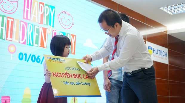 Công đoàn HUTECH trao hơn 500 phần quà cho con em CB - GV - NV nhân ngày Quốc tế thiếu nhi 1/6 26