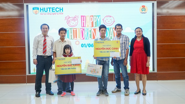 Công đoàn HUTECH trao hơn 500 phần quà cho con em CB - GV - NV nhân ngày Quốc tế thiếu nhi 1/6 40