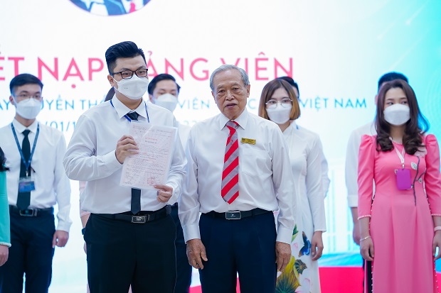 HUTECH kết nạp 19 Đảng viên nhân kỷ niệm 72 năm Ngày Truyền thống Học sinh - Sinh viên Việt Nam 20