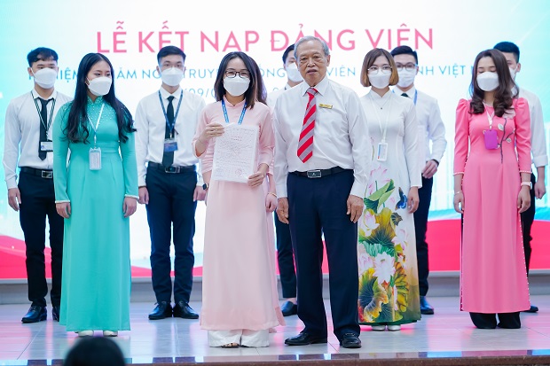 HUTECH kết nạp 19 Đảng viên nhân kỷ niệm 72 năm Ngày Truyền thống Học sinh - Sinh viên Việt Nam 32
