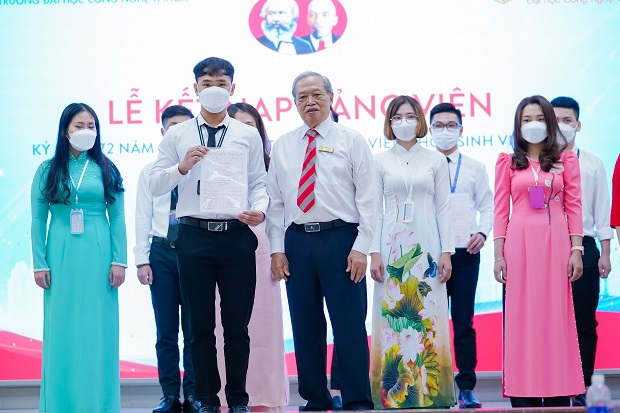 HUTECH kết nạp 19 Đảng viên nhân kỷ niệm 72 năm Ngày Truyền thống Học sinh - Sinh viên Việt Nam 41