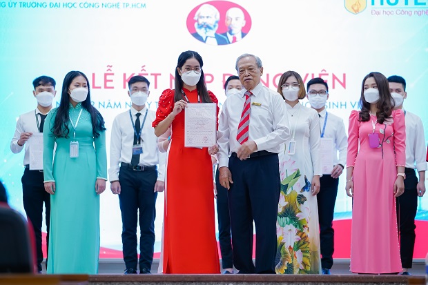HUTECH kết nạp 19 Đảng viên nhân kỷ niệm 72 năm Ngày Truyền thống Học sinh - Sinh viên Việt Nam 27