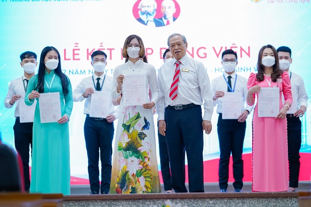 HUTECH kết nạp 19 Đảng viên nhân kỷ niệm 72 năm Ngày Truyền thống Học sinh - Sinh viên Việt Nam 45