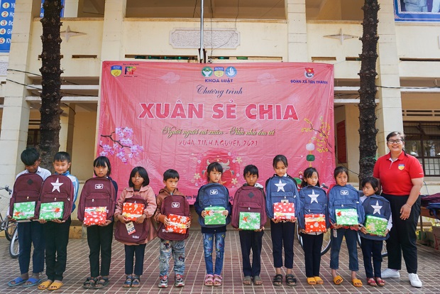 Students of the Faculty of Law take part in the “Happy Spring - Cozy Tet” spring volunteer campaign in Lam Dong Province 35