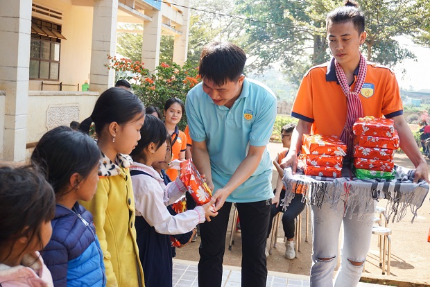 Students of the Faculty of Law take part in the “Happy Spring - Cozy Tet” spring volunteer campaign in Lam Dong Province 41