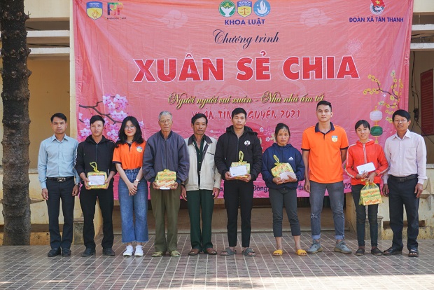 Students of the Faculty of Law take part in the “Happy Spring - Cozy Tet” spring volunteer campaign in Lam Dong Province 38